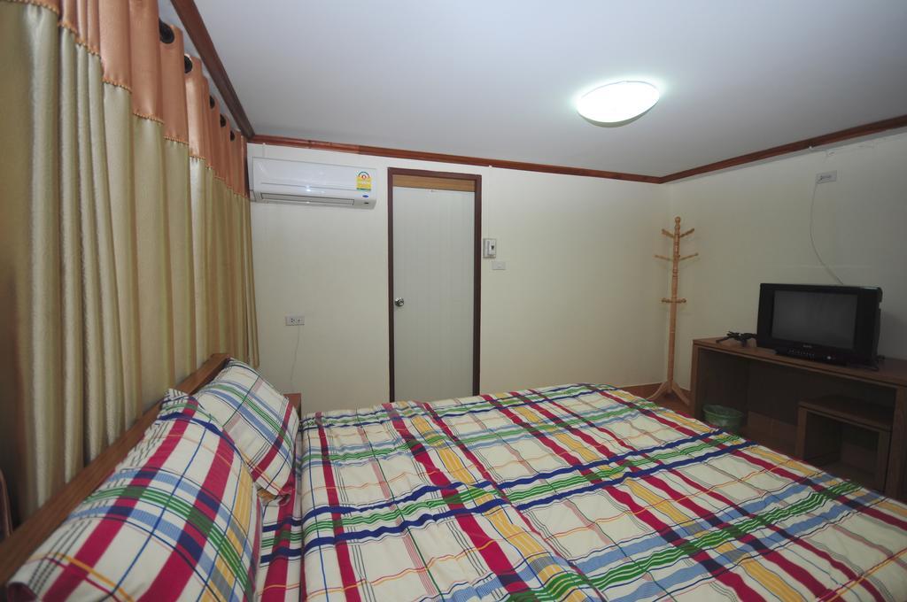 Phoonsab Hostel Phitsanulok Exterior foto